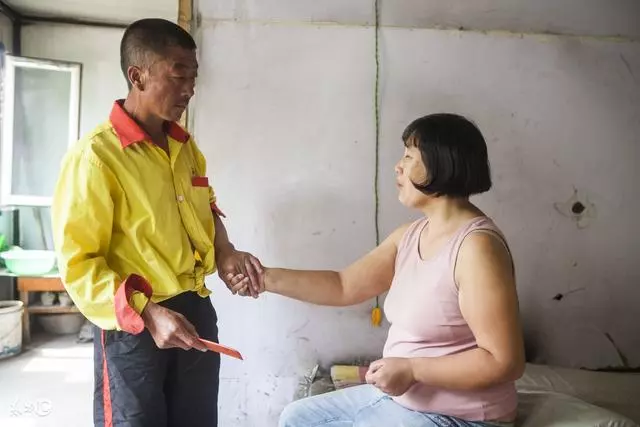 老公二十萬的彩禮錢我爸一分錢沒有回,還讓我媽給我要撫養費