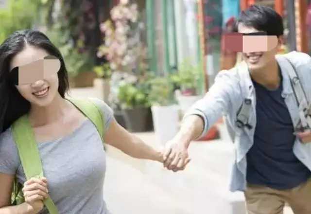 小姑子生二胎,我拿老公手機隨禮一萬元,她回8個字,我頓時懵了