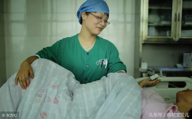 24歲產婦生完孩子第一天,哭了五次,其丈夫跟著心疼落淚