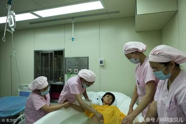 24歲產婦生完孩子第一天,哭了五次,其丈夫跟著心疼落淚