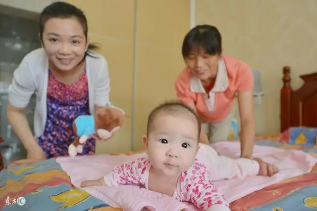 我不情願回鄉下婆家坐月子,孩子滿月後,我感激的抱著婆婆不想走