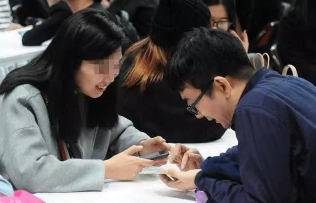 兩個女兒出生後,不受婆家待見,離婚後只留給我一張卡
