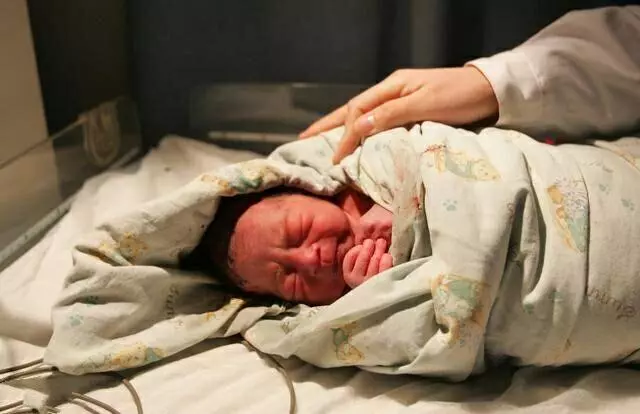 老婆產後我媽對她態度大逆轉,得知真實原因,讓我進退兩難