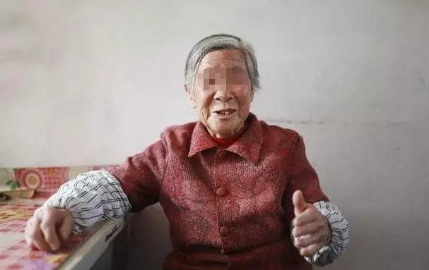 婆婆摔傷腿我不計前嫌,接她來我家照顧,她逢人就誇我懂事