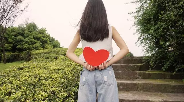 「嫂子,你年紀大了,用化妝品是浪費錢」「扔了也不給你」
