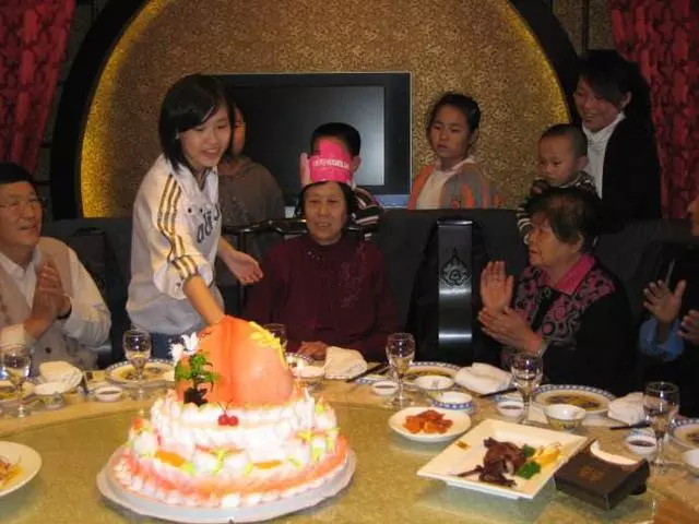 婆婆生日我遲到,菜涼了全家還在等我,女兒一句童言無忌,我心寒