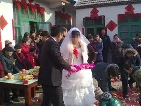 我和小姑子是同事,下雨老公來接,傘給他妹妹,我打一電話他哭了