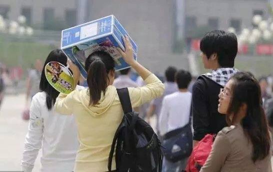 我和小姑子是同事,下雨老公來接,傘給他妹妹,我打一電話他哭了