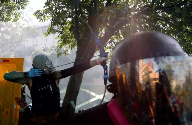 胡錫進:應授權港警實彈還擊發射弓箭的暴徒,且無需對傷亡負責!