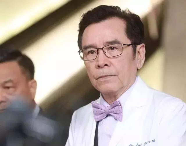 72歲TVB老戲骨與患癌妻子相守45年 年輕時的模樣被網友贊像周杰倫