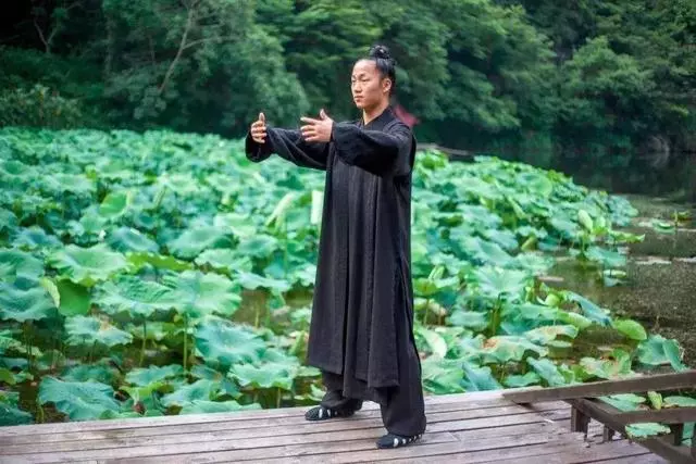 百鍊不如一「站」;每天10分鐘,調五臟、護關節