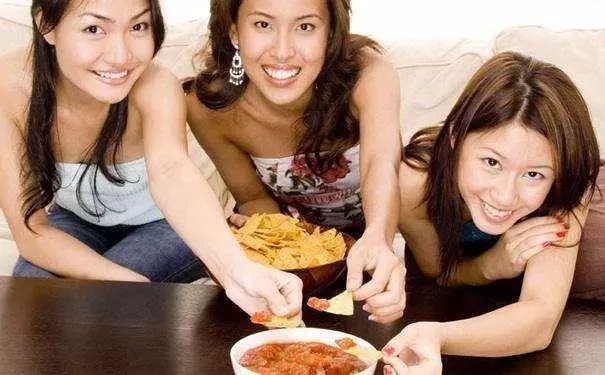 人為什麼會長痘痘?營養師:長痘痘的人,2種食物都不要多吃了