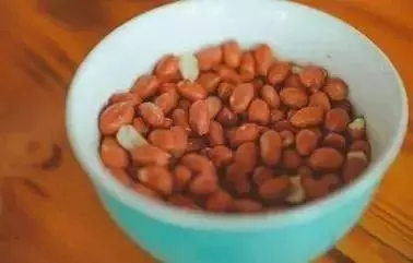 花生加上它,堪比天然阿司匹林!每天吃一點,腎更強壯、血管幹凈!