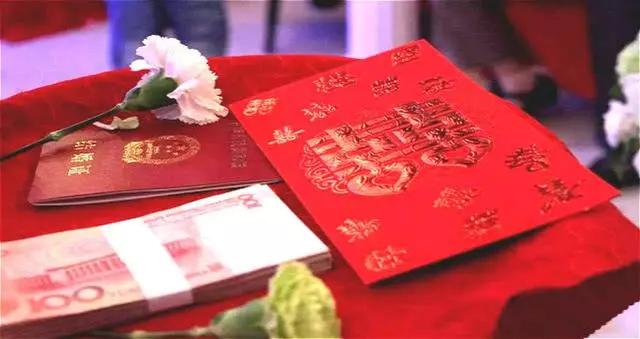 「兒媳,當初你沒要彩禮嫁給我兒,現你父親住院,十萬先拿去用」