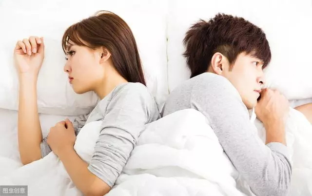 女子攜閨蜜相親,花費兩千元,臨近結帳,相親男說:我去下洗手間