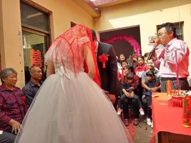 「她一個二婚女,要什麼彩禮」「媽,我愛她,你不能這麼講」