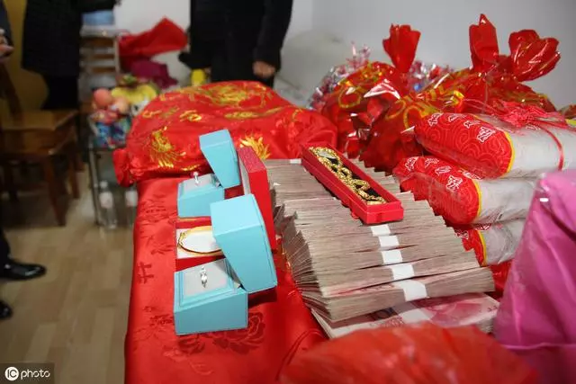「你婆家18萬彩禮啥時送來?你弟等著買房」「媽,我們分手了」