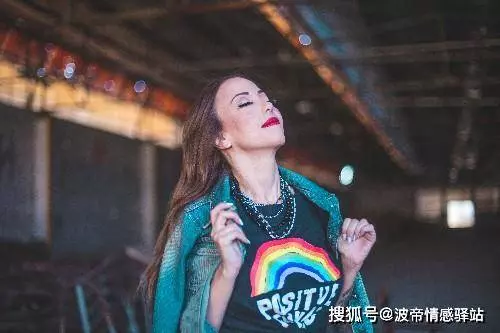 男友月薪5萬,工資不夠女友零花,女友「我花你點錢很正常」 !