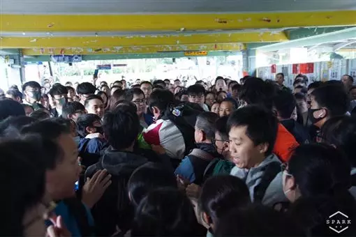 港人反抗「復課」首日!交通地鐵大亂中學生遭拘捕 !