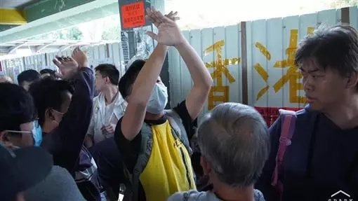 港人反抗「復課」首日!交通地鐵大亂中學生遭拘捕 !