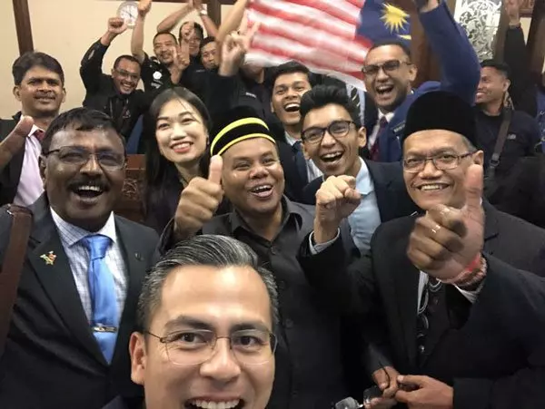【被捉包了】國會議員開會,看足球賽直播!
