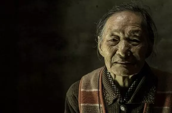 一個婆婆的哭訴:我養大了兩個兒子,我老了媳婦們都不要我