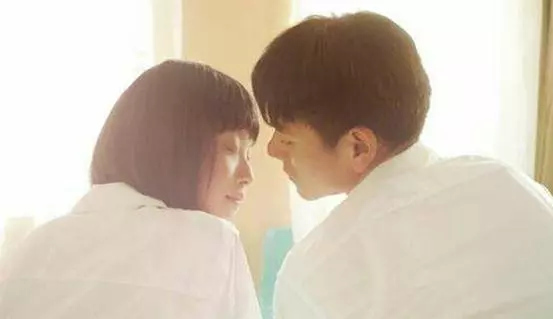 為愛情拋棄原配娶年輕美妻,生病住院兒子送來雞湯,我泣不成聲