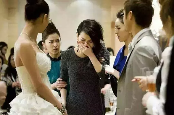 為了賭氣去參加前夫的婚禮,看到新娘後,我笑了