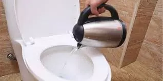 為什麼住賓館時要倒「一壺開水」在馬桶?看完恍然大悟 「住賓館五件事必知」!