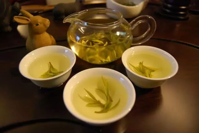 喝白開水跟喝茶水,哪種方式對身體健康最有益?今天都說清楚了