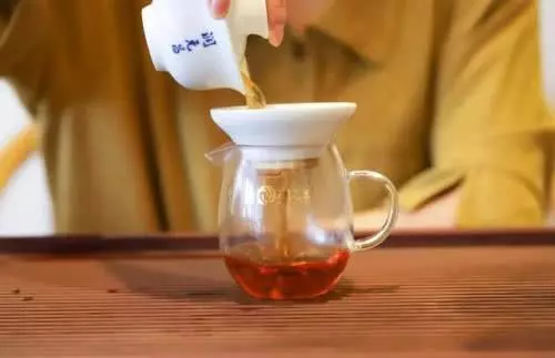 喝白開水跟喝茶水,哪種方式對身體健康最有益?今天都說清楚了