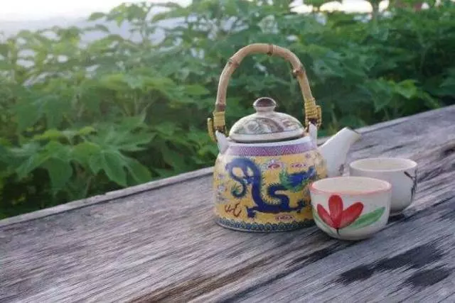 喝白開水跟喝茶水,哪種方式對身體健康最有益?今天都說清楚了