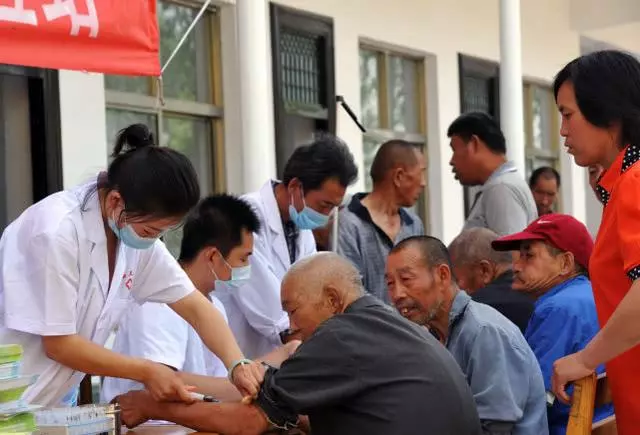 「70歲老人臥病在床子女視而不見」,養兒防老,才是最大的謊言