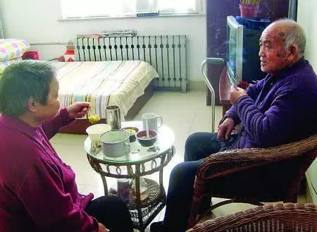 「70歲老人臥病在床子女視而不見」,養兒防老,才是最大的謊言
