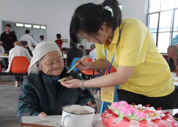 「70歲老人臥病在床子女視而不見」,養兒防老,才是最大的謊言