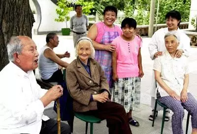 「70歲老人臥病在床子女視而不見」,養兒防老,才是最大的謊言