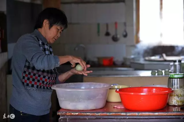 丈母娘悄悄塞我一布包,讓我到家後再拆,拆開後我笑紅眼眶