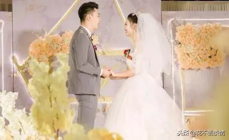 女兒遠嫁外地,生日給母親轉帳五千,母親上門一趟,老淚縱橫