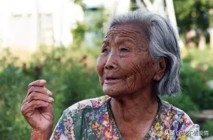 女兒遠嫁外地,生日給母親轉帳五千,母親上門一趟,老淚縱橫