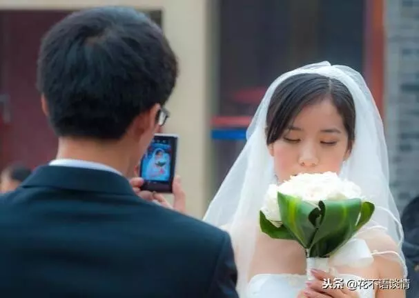 結婚婆婆說不給彩禮,女子沒有計較,婚禮結束後,她哭紅了雙眼