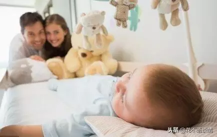 兒媳坐月子,婆婆來伺候,兒子在門口聽到對話,他把母親送回家