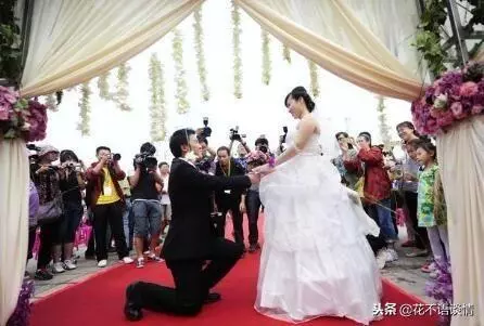前夫再婚,女子送五千紅包,手機螢幕一亮,她淚如雨下