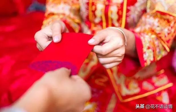前夫再婚,女子送五千紅包,手機螢幕一亮,她淚如雨下