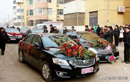 婆婆給十萬彩禮,送一輛車,婚禮上看到女方的嫁妝,男子冷笑兩聲