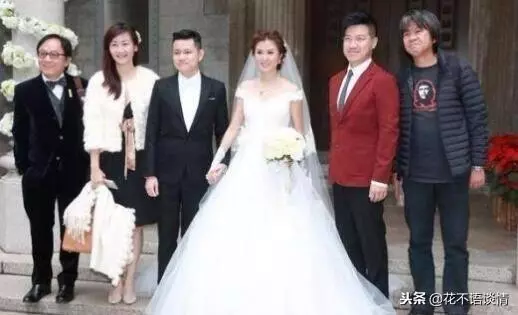 女子離婚後回娘家,父母不待見她,聞到廚房有香味,推門後紅了眼