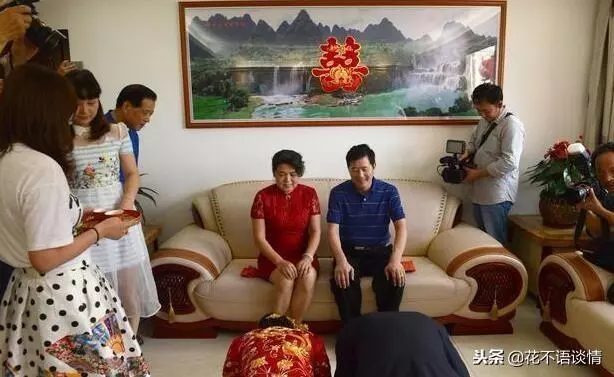 女子離婚後回娘家,父母不待見她,聞到廚房有香味,推門後紅了眼