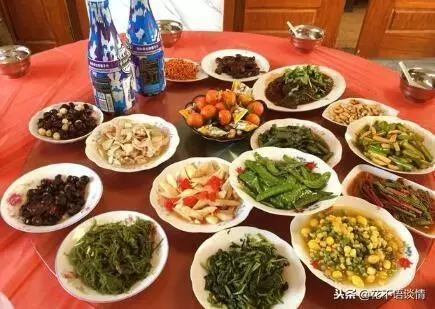 女子離婚後回娘家,父母不待見她,聞到廚房有香味,推門後紅了眼