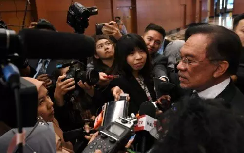 傳向首相逼宮 覲見國家元首·安華這次發火回應了 !