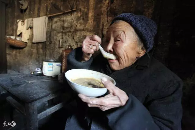 八十歲老母親臥病在床無人問,兩個月的小孫子一泡屎忙壞眾人