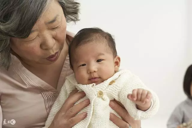 八十歲老母親臥病在床無人問,兩個月的小孫子一泡屎忙壞眾人